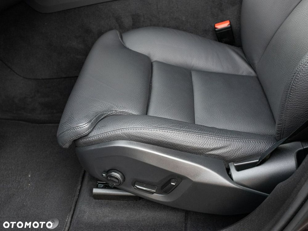 Volvo XC 60 B5 B AWD Plus Dark - 11