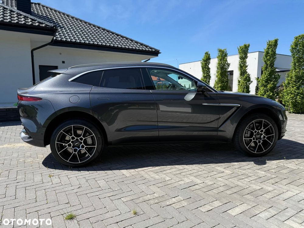 Aston Martin DBX - 6