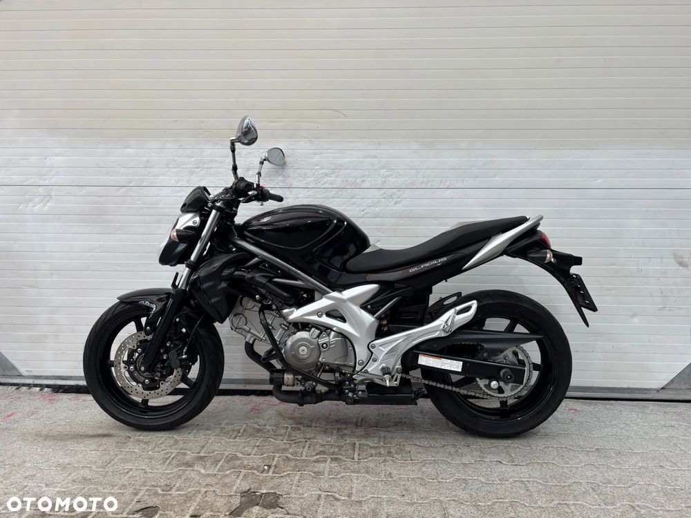 Suzuki Gladius - 1