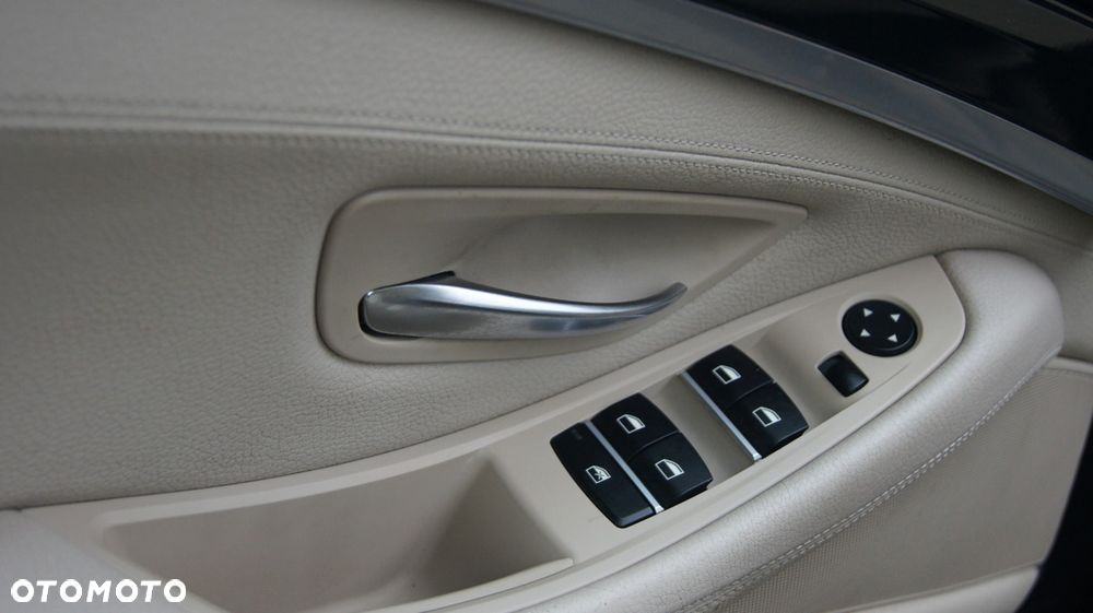 BMW Seria 5 520d - 25