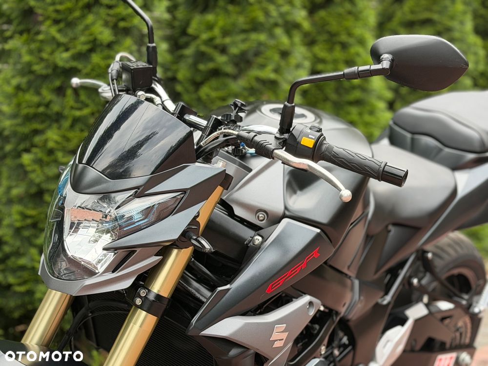 Suzuki GSR - 18