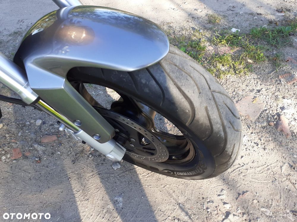 Suzuki Intruder - 10