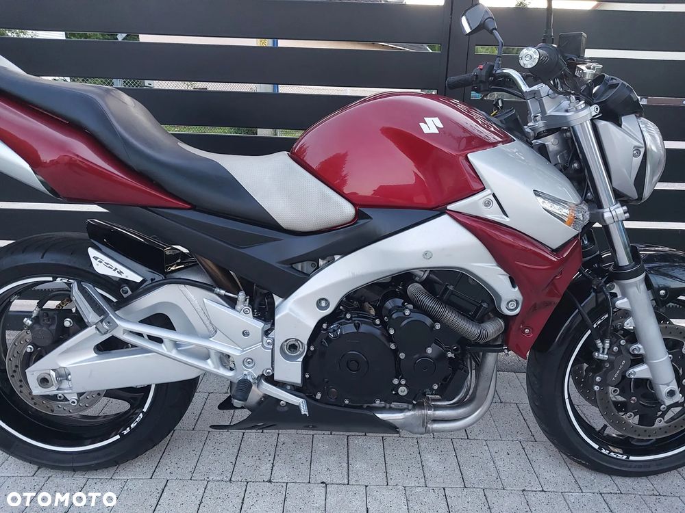Suzuki GSR - 8