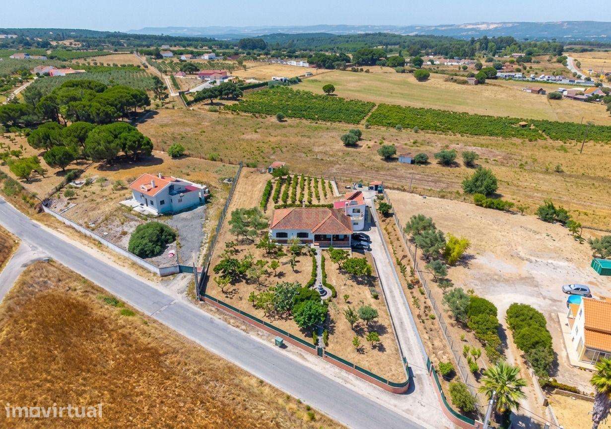 Moradia Térrea T3 com Piscina, Garagem e Amplo Terreno em Aveiras de C