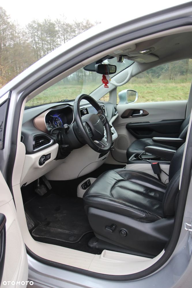 Chrysler Pacifica - 11