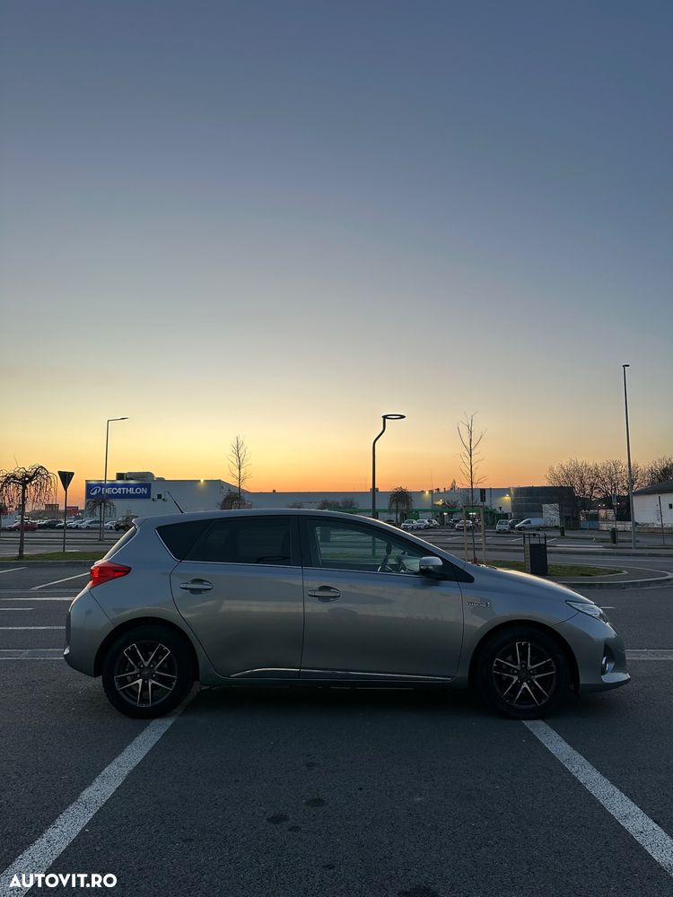 Toyota Auris 1.8 L VVT-i HSD Sol - 4