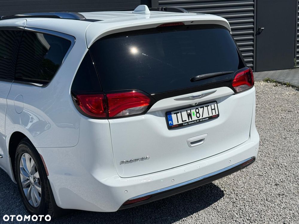 Chrysler Pacifica - 17