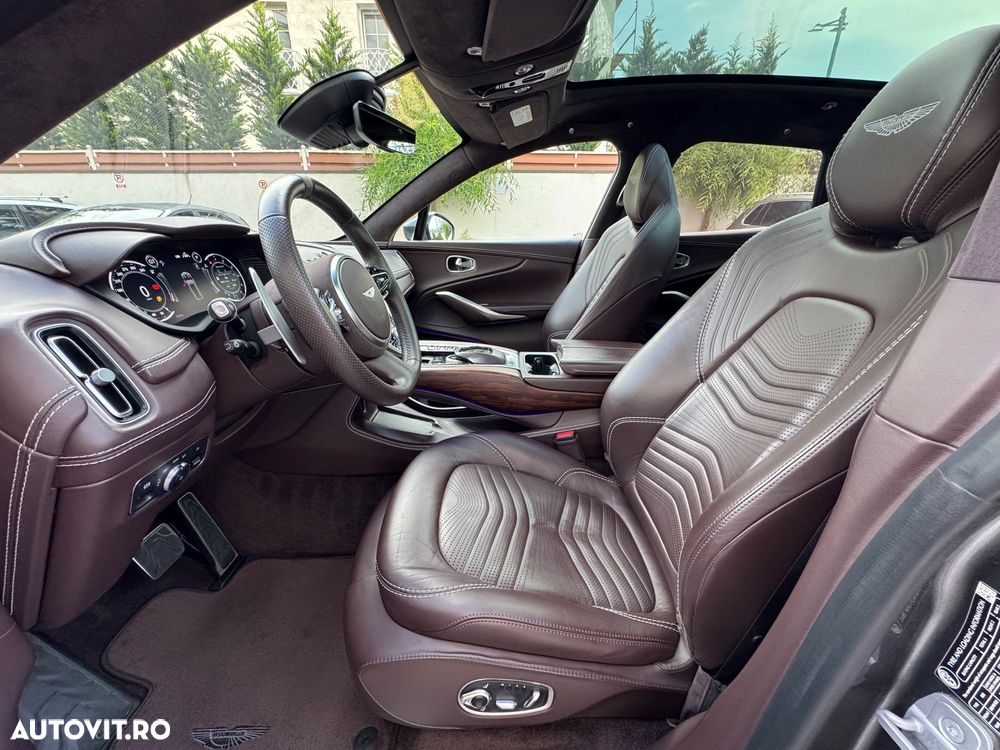 Aston Martin DBX - 11