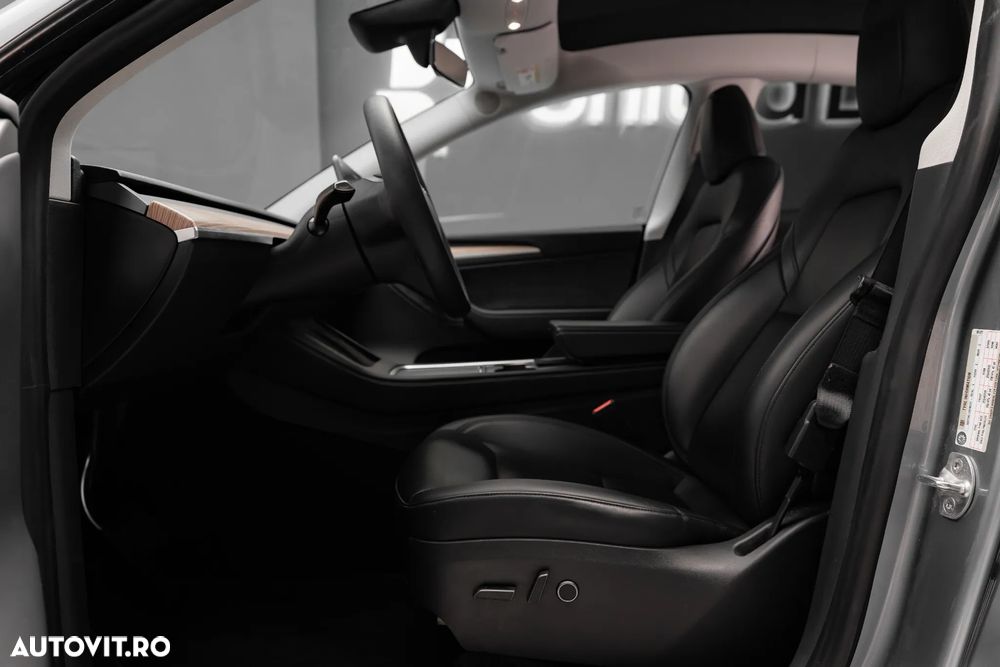 Tesla Model Y Long Range AWD - 12