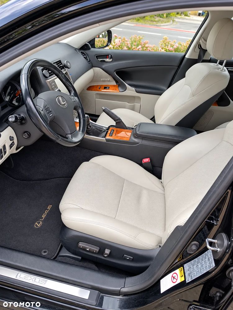 Lexus IS 220 D Prestige - 12