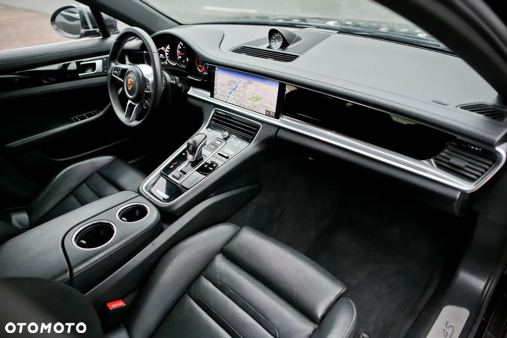 Porsche Panamera 4S - 22