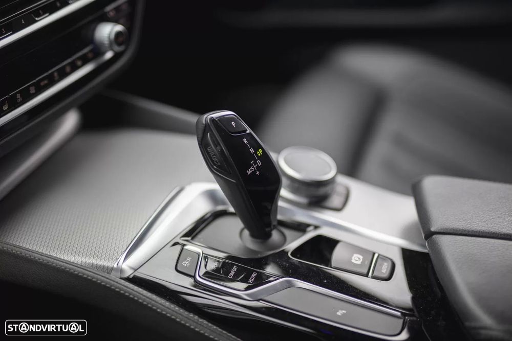 BMW 520 d Pack Desportivo M Auto - 32