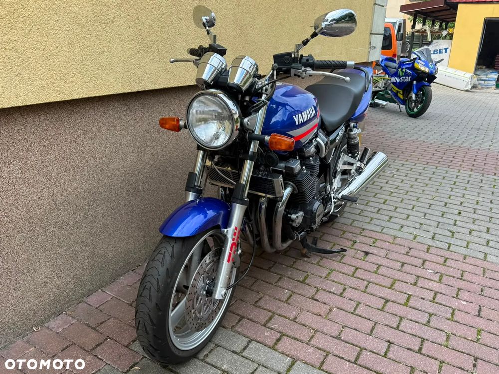 Yamaha XJR - 9
