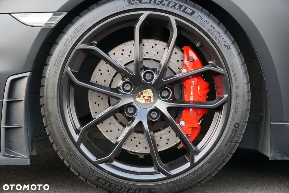 Porsche 718 Spyder - 12