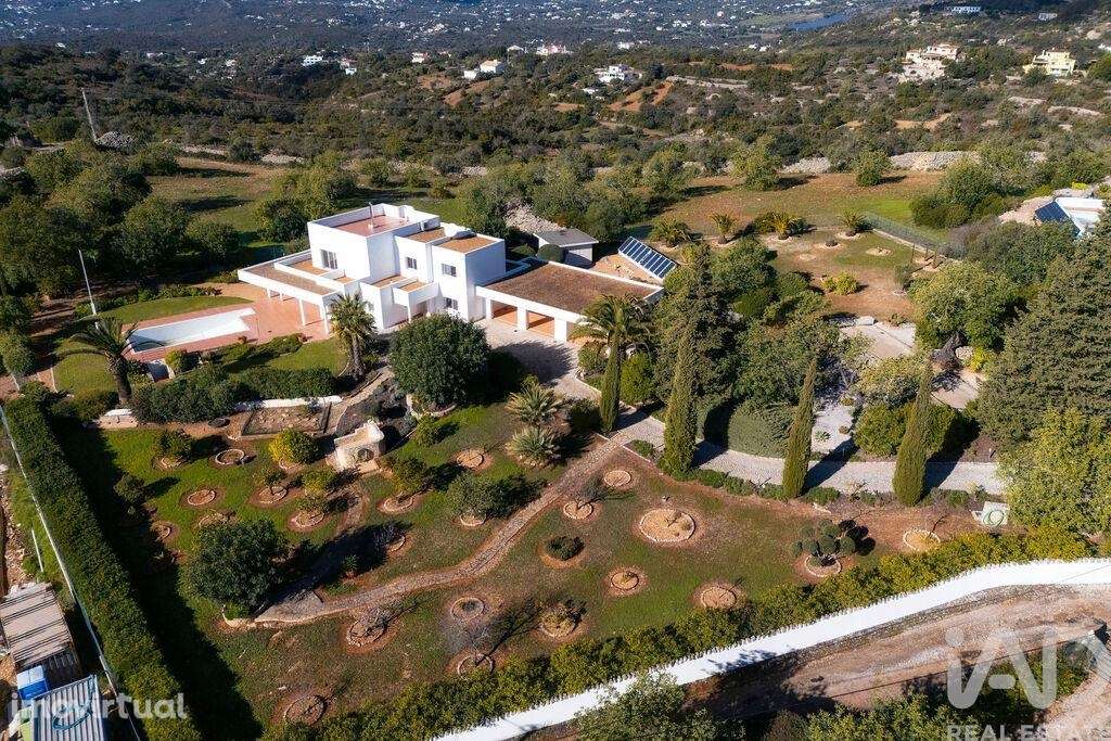 Moradia isolada T3 em Santa Bárbara de Nexe de 371,72 m2 - Grande imagem: 2/40