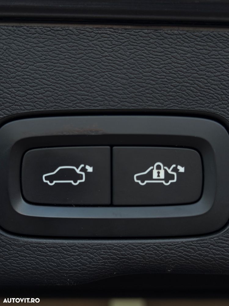 Volvo XC 60 B4 MHEV AWD Momentum Pro - 31