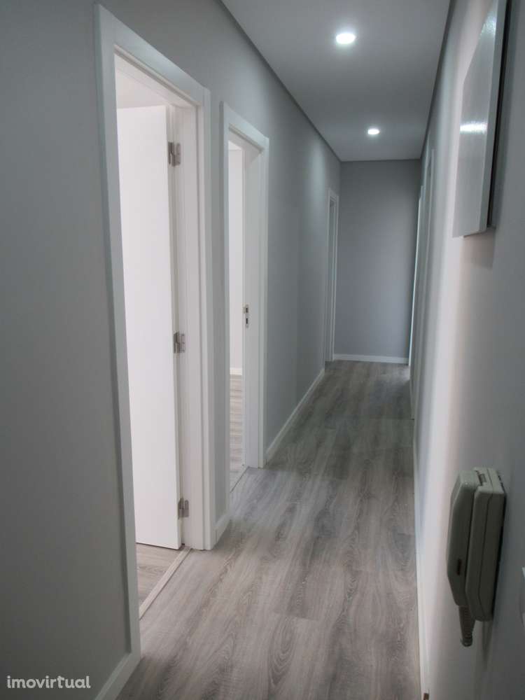 Apartamento T2 renovado na Amora, perto do rio - Grande imagem: 3/18