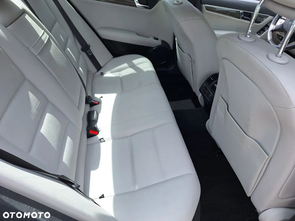Mercedes-Benz Klasa C 250 CGI BlueEff Elegance - 7