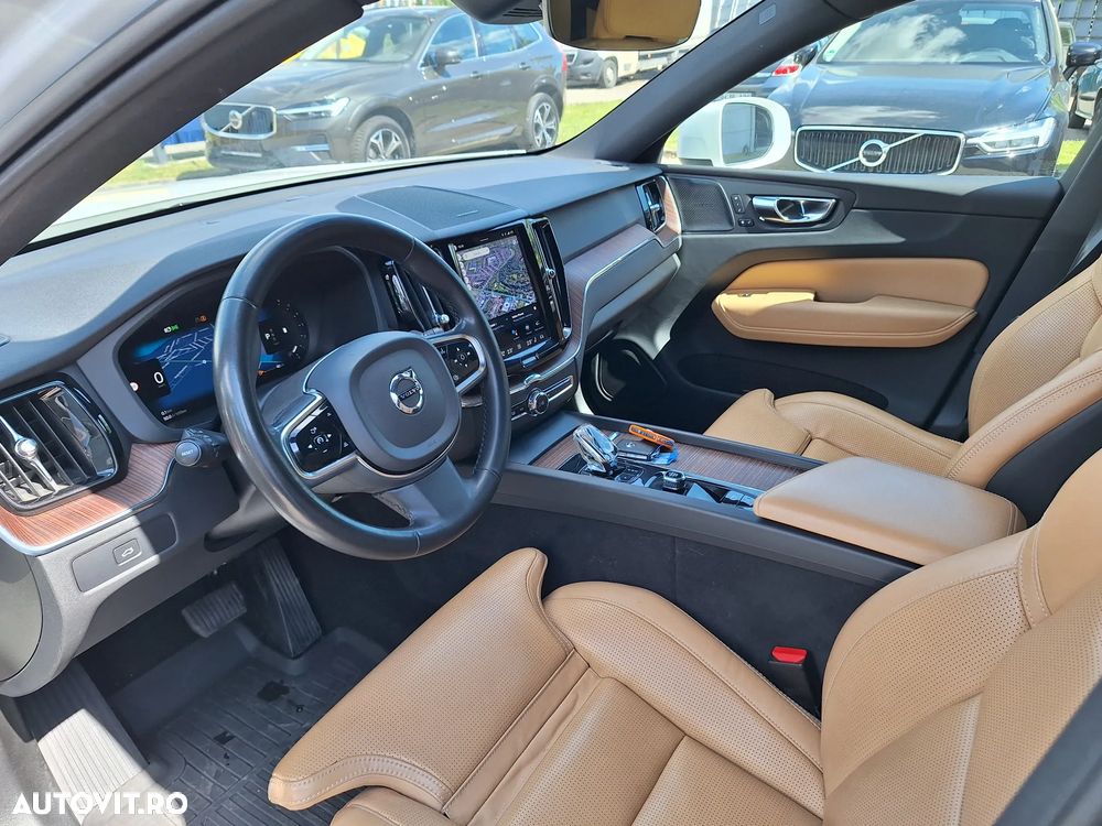 Volvo XC 60 B4 MHEV AT AWD Plus Dark - 16