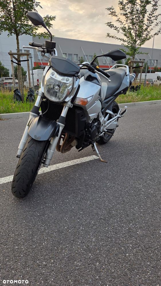 Suzuki GSR - 8