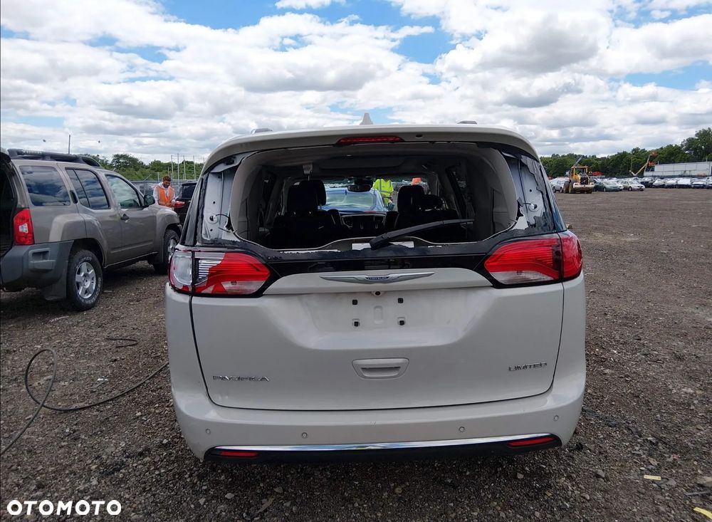 Chrysler Pacifica - 4