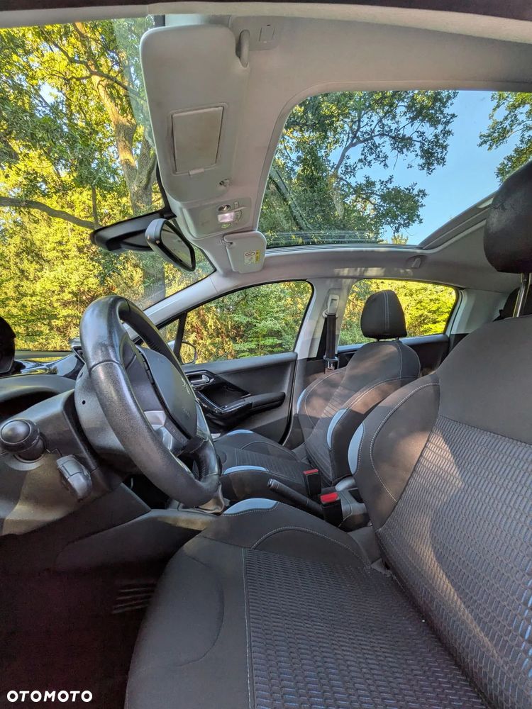 Peugeot 208 2015 photo 2