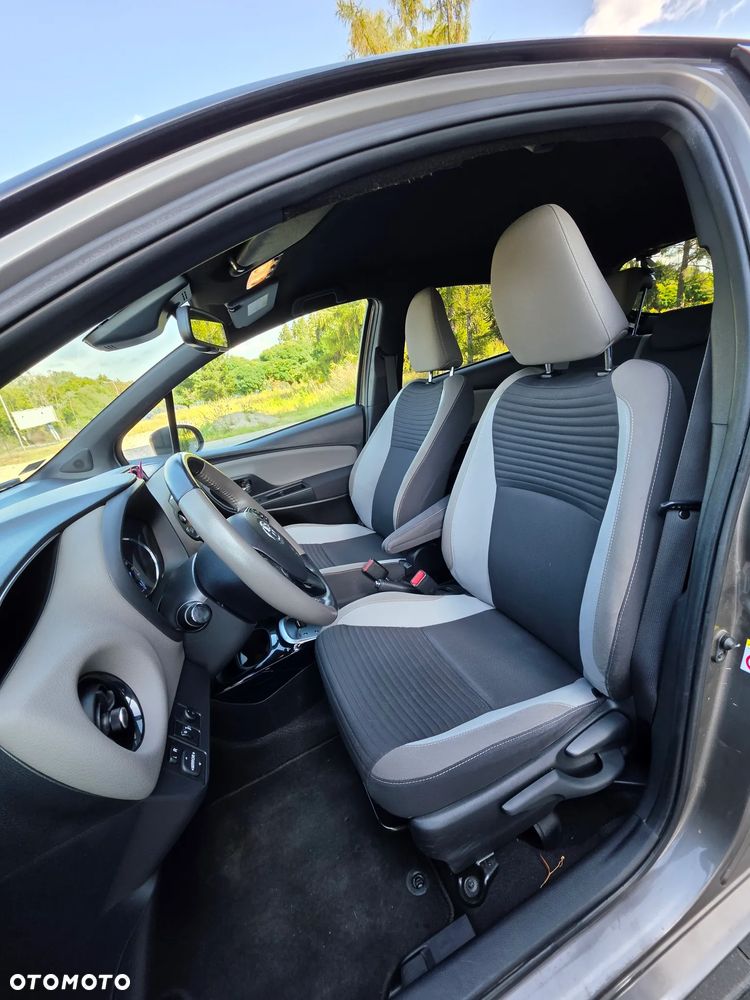 Toyota Yaris Hybrid 100 Selection Pure - 16