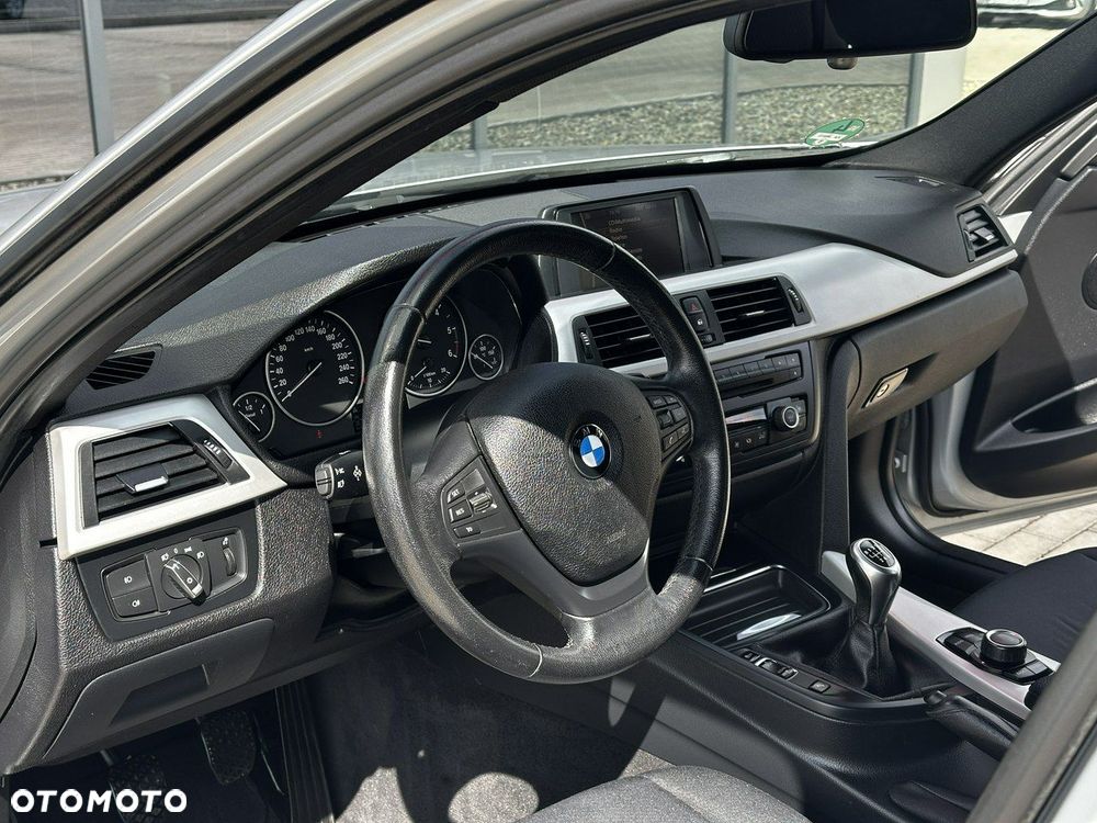 BMW Seria 3 320d DPF Touring - 12