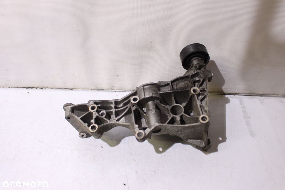 ŁAPA ALTERNATORA AUDI A4 B7  038903143D - 2