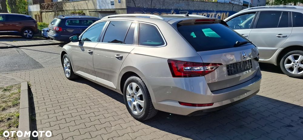 Skoda Superb 2.0 TDI Premium Edition - 6
