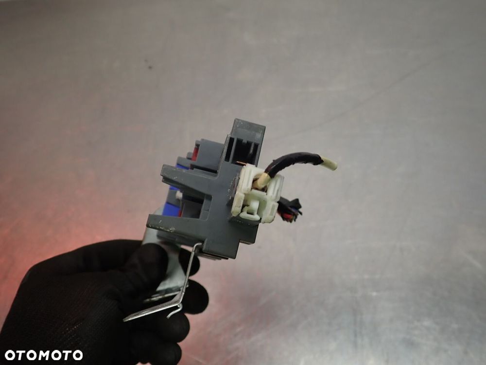 SKRZYNKA BEZPIECZNIKÓW NISSAN JUKE I - 5