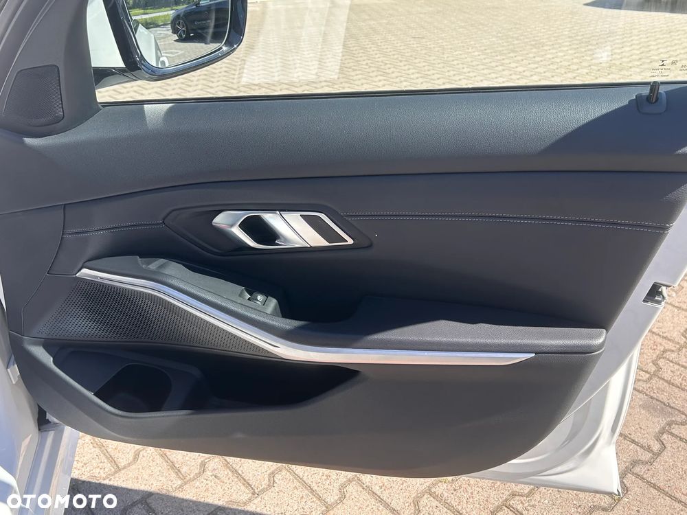 BMW Seria 3 320e xDrive Sport Line - 17