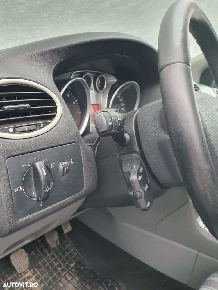 Ford Focus 1.6i Ti-VCT Ghia - 11