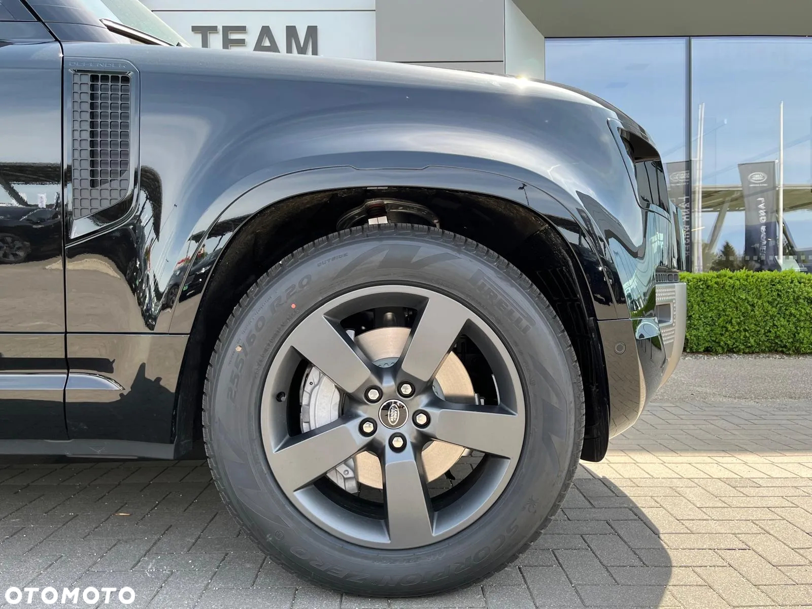 Land Rover Defender - 4