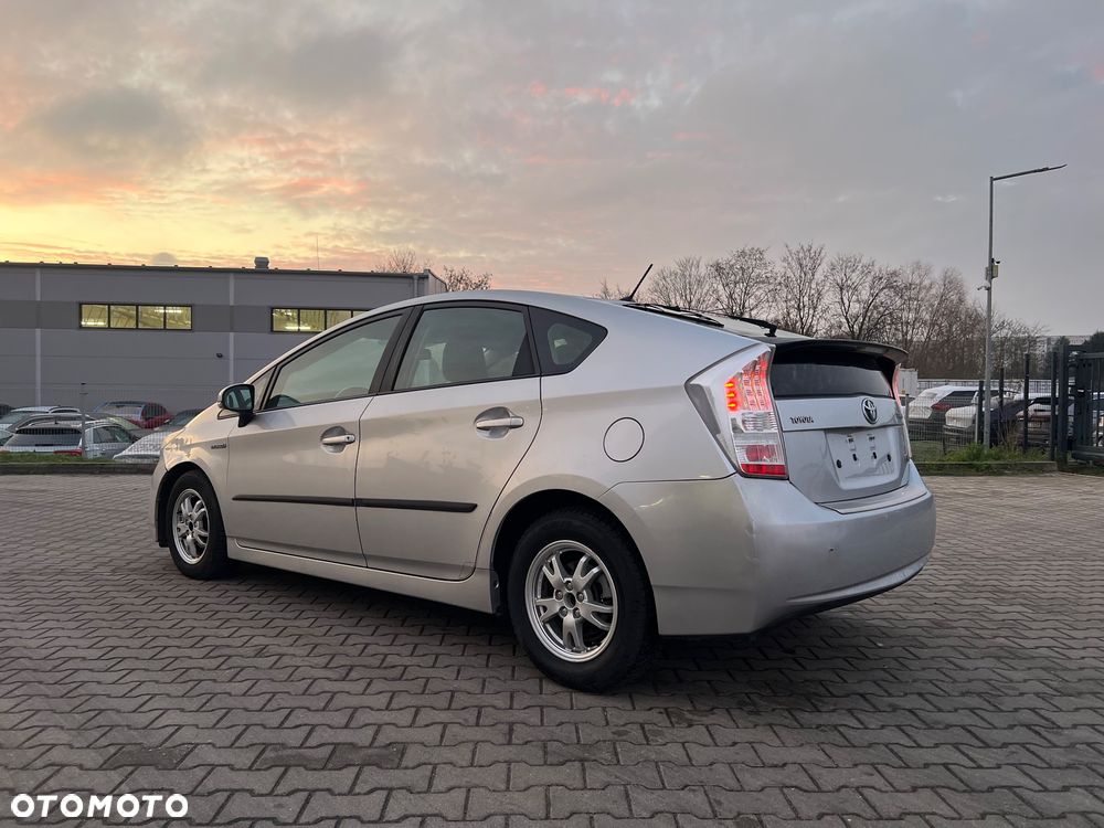 Toyota Prius - 4