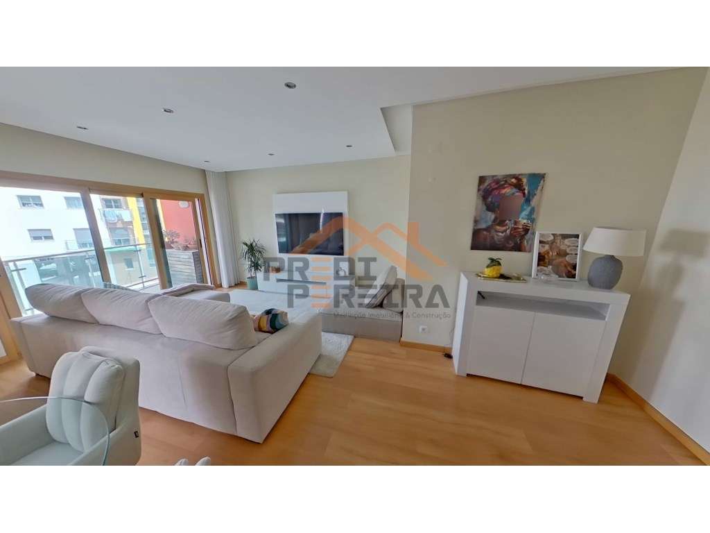 Situado na Urbanização Jardim da Amoreira, T2 com varanda, arrecada... - Grande imagem: 3/26