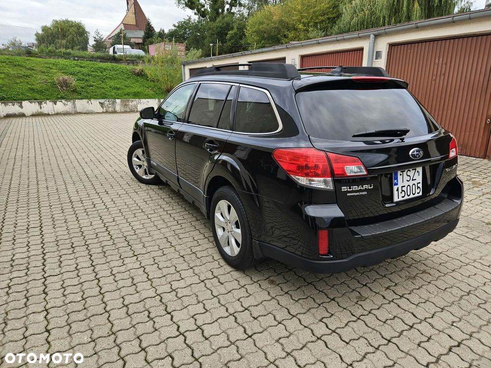 Subaru Outback 2011 photo 2