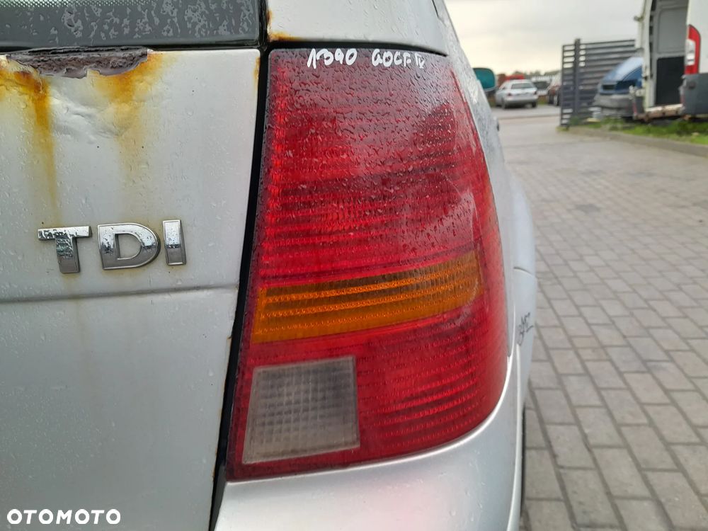 VW GOLF IV KOMBI LAMPA TYLNA PRAWA W BŁOTNIK - 1
