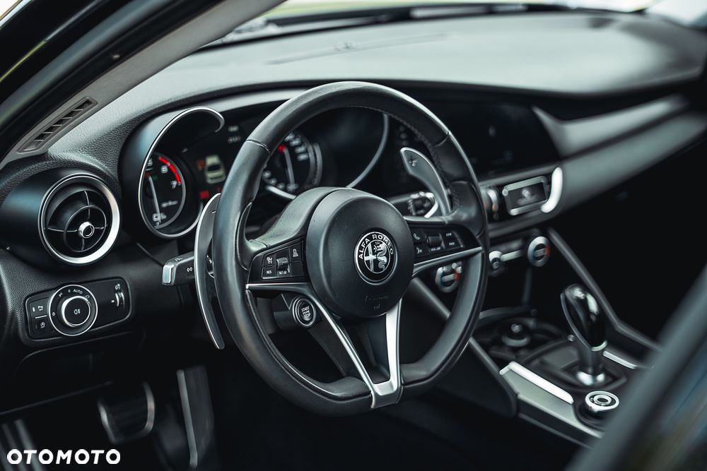Alfa Romeo Giulia 2.0 Turbo 16V AT8-Q4 Veloce - 17