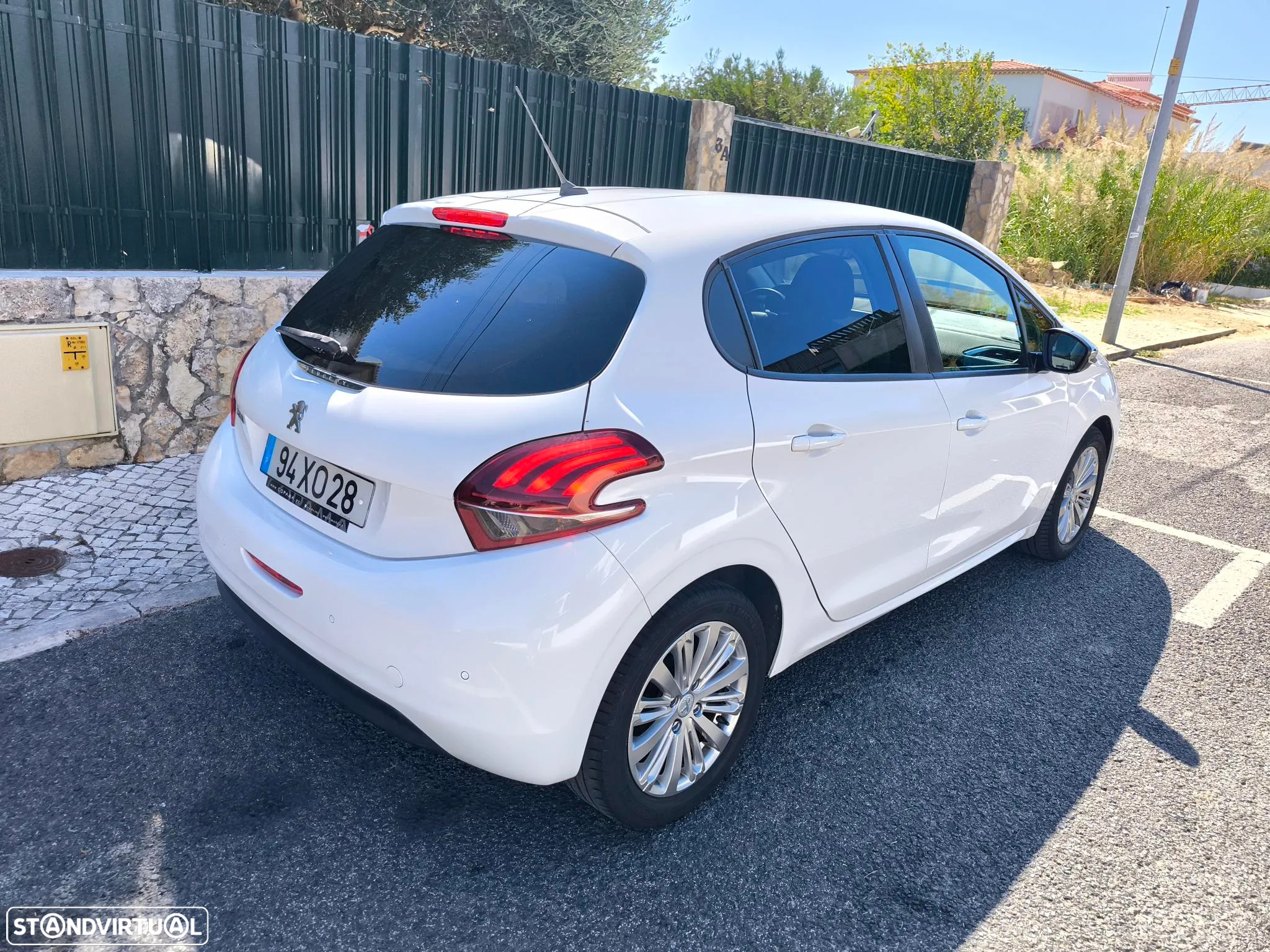 Peugeot 208 1.2 PureTech Signature - 4