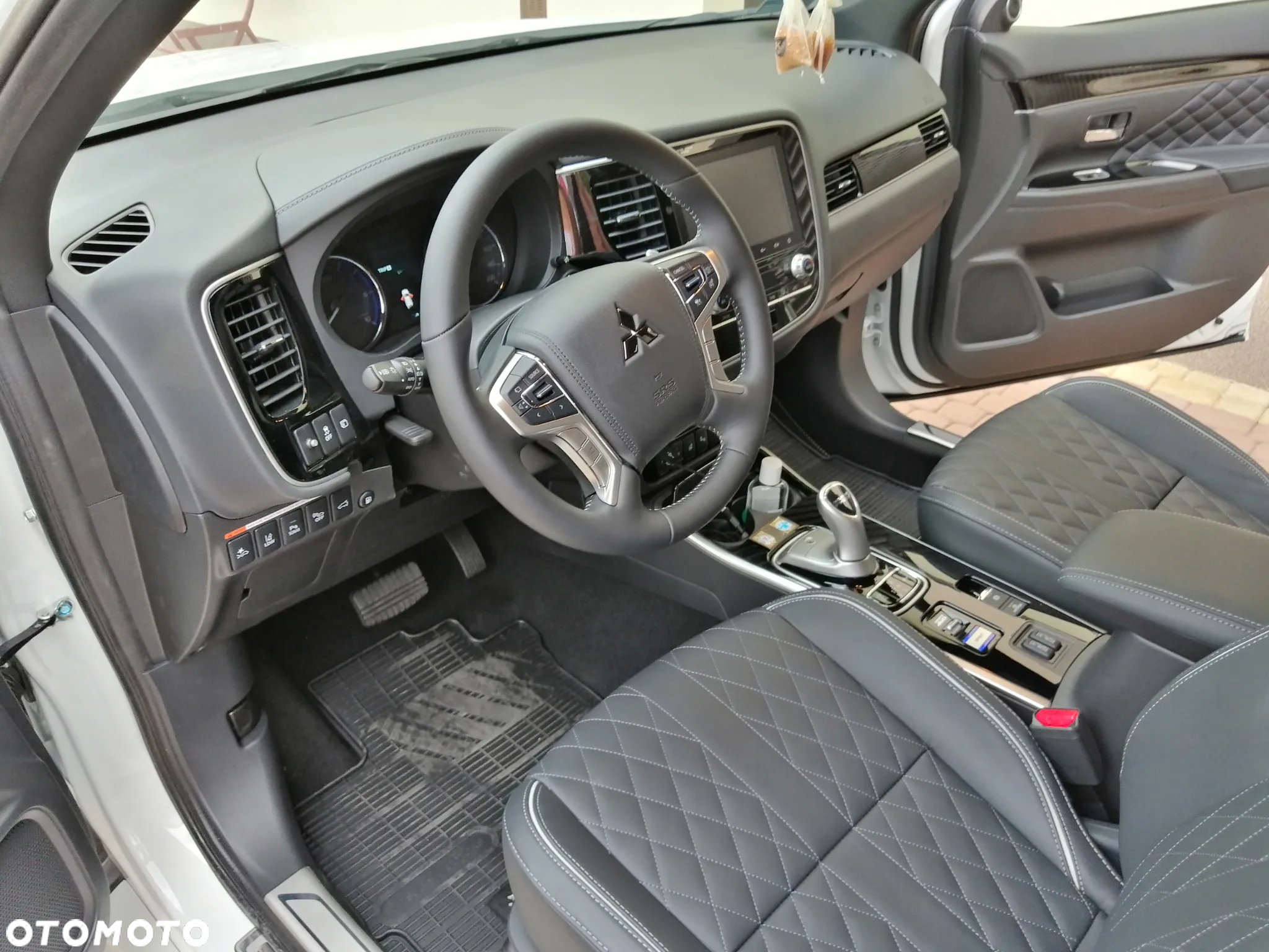 Mitsubishi Outlander PHEV Instyle + - 5