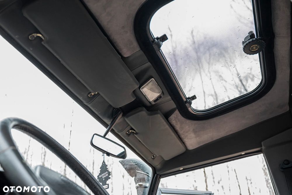 Land Rover Defender - 26