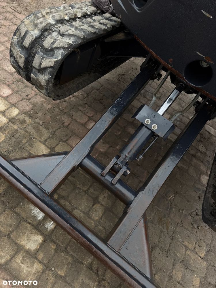 Kubota U35. koparka 3,7 tony. 2016 rok. 2000 mtg! Łyżka skarpowa Hydraulicznie uchylna. 3sekcje Hydrauliczne. zamki na tłokach. Jak nówka sztuka. Zadbana zero zużycia. Z gospodarstwa Norweskiego. Zmiana łyżek Hydrauliczna. LENHOFF. Zero luzów wycieków. Szybka wolna jazda. Gąski perfekt stan. OKAZJA TANIO - 27