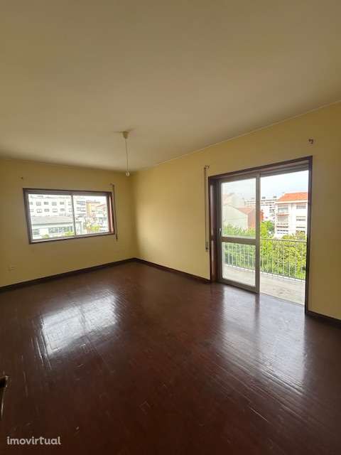 Apartamento T2 com varanda e garagem em São Mamede Infesta - Grande imagem: 2/16