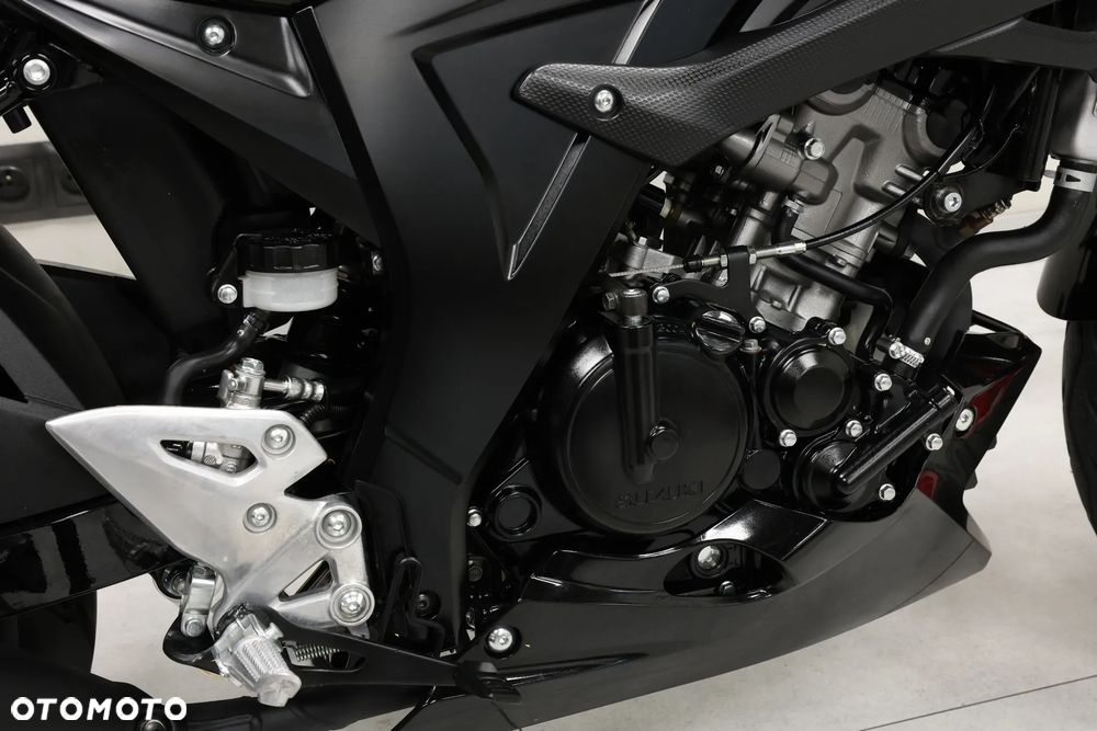 Suzuki GSX - 23