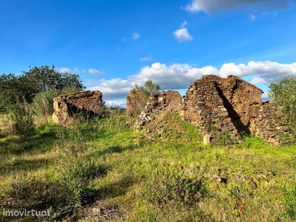 Terreno na Ribeira do Arade com ruina e furo de água com 14000m2 - Grande imagem: 3/19
