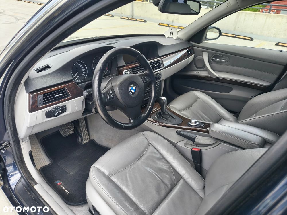 BMW Seria 3 330xi - 23