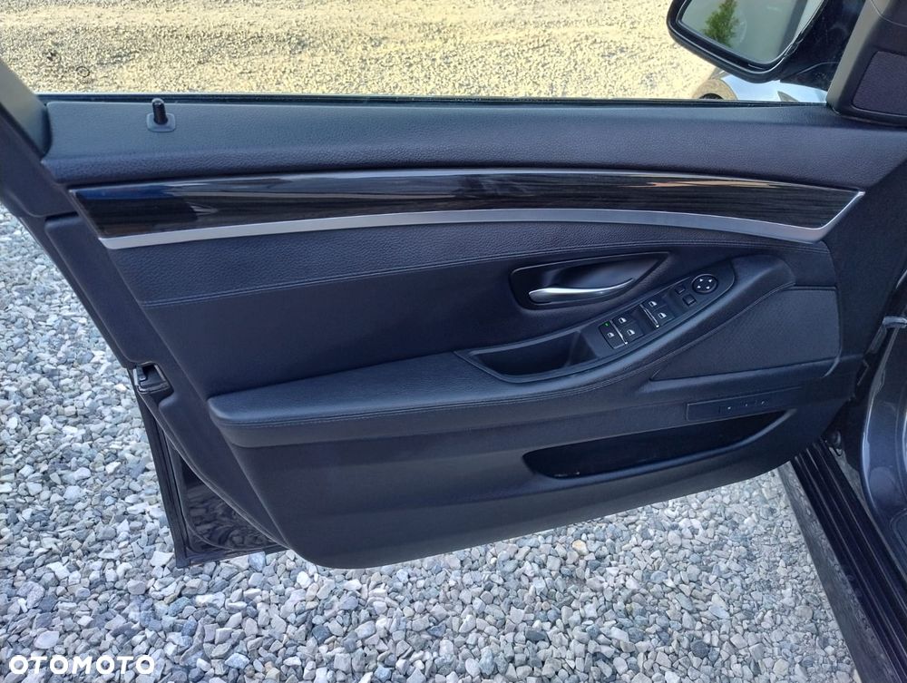 BMW Seria 5 535i Sport-Aut - 30