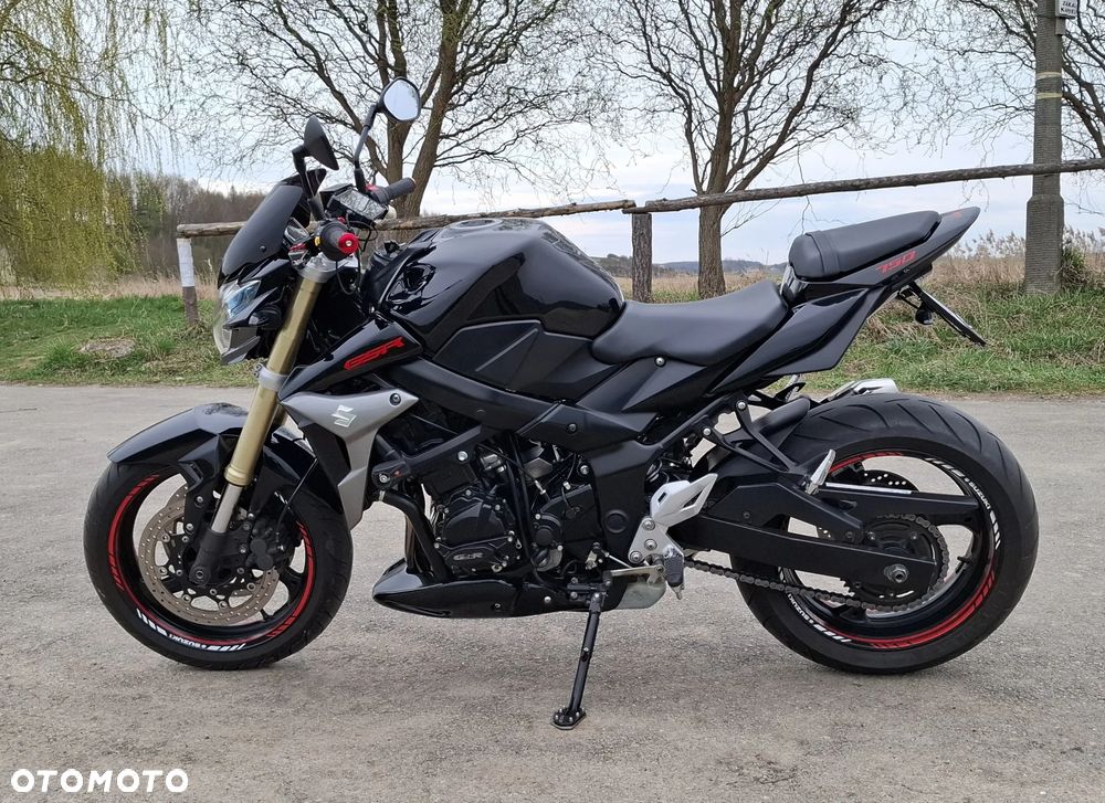 Suzuki GSR - 7