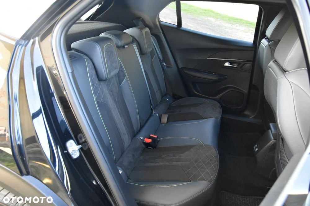 Peugeot 2008 PureTech 130 EAT8 GT - 24